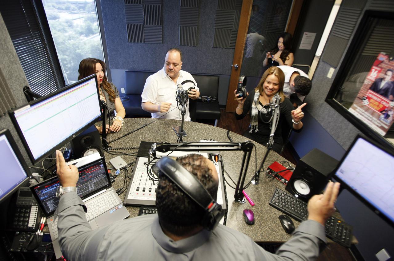 Conoce a 4 radios del Metroplex que encontraron su audiencia en