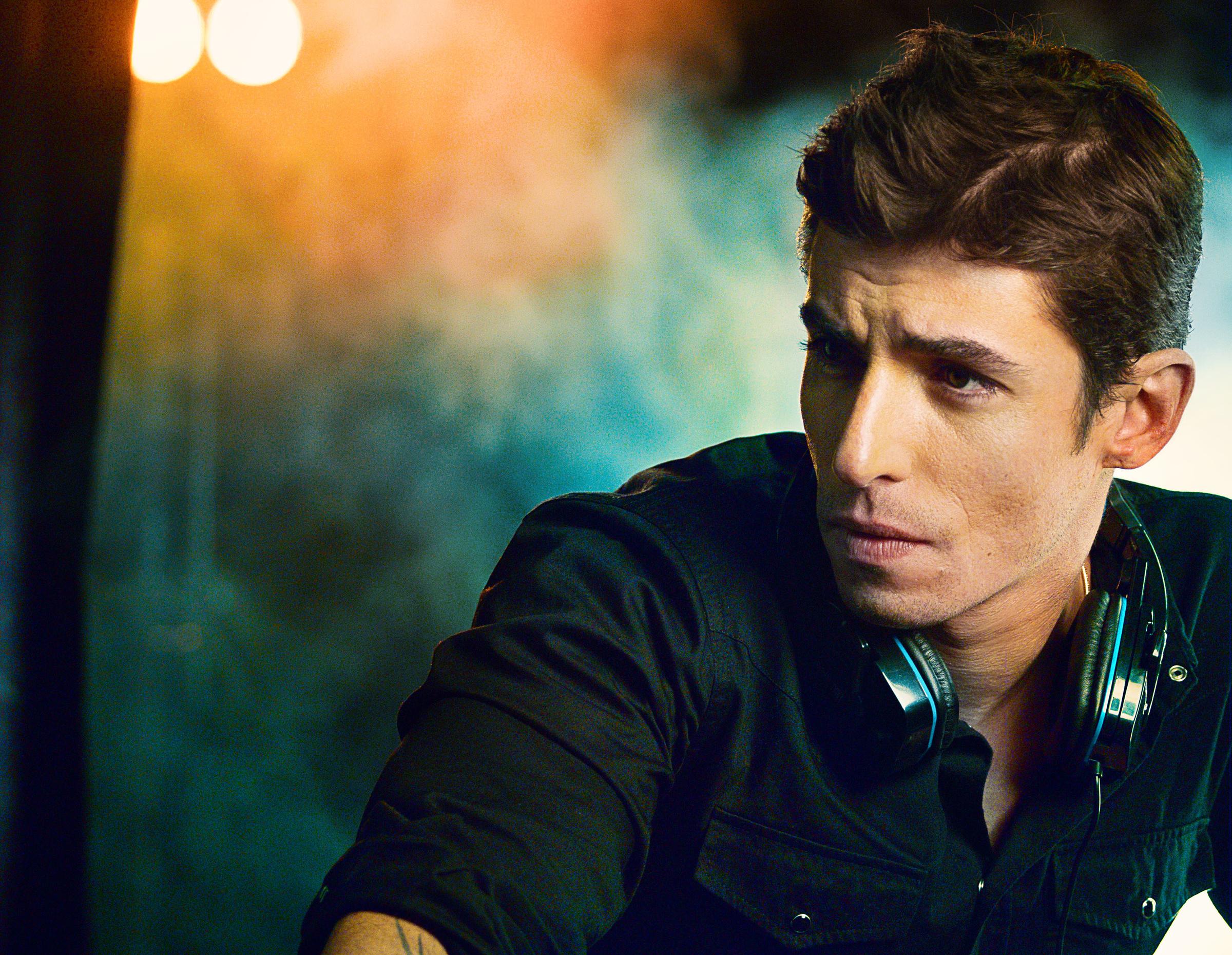 Alberto Guerra habla sobre su papel en la nueva serie de Telemundo 'Guerra  de ídolos', image size:2400x1860